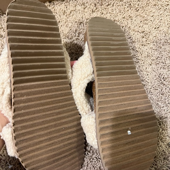 Slippers - Picture 2 of 4